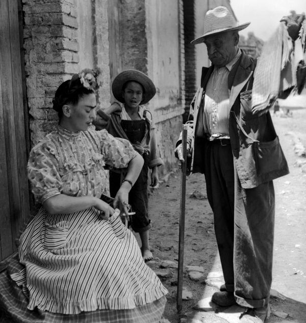 Frida Kahlo con vendedor de telas.